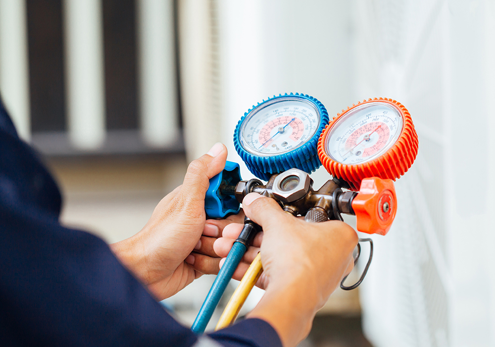 Handwerker hält Messgerät in den Händen